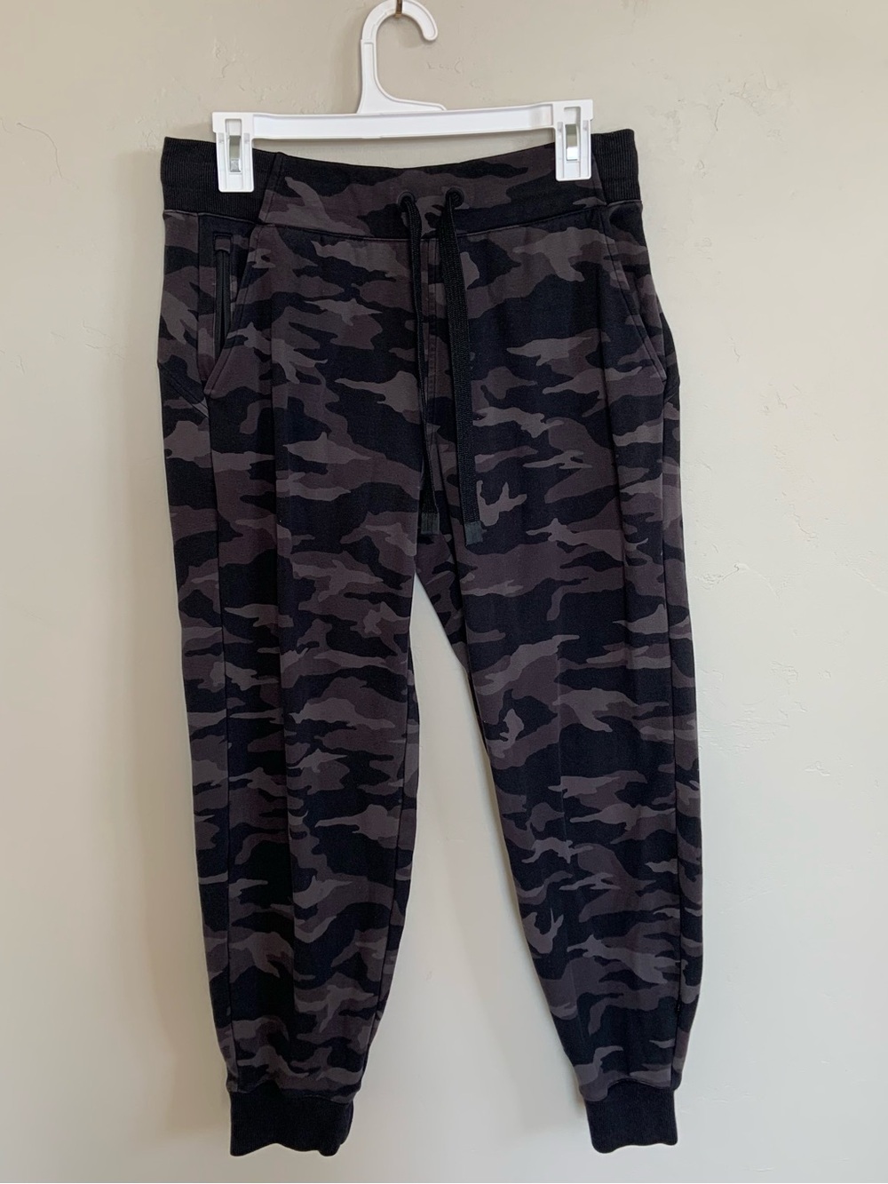 Athleta Jogger Pants Women M Gray Camo Athleisure Stretch Pull On Yoga Athletic
